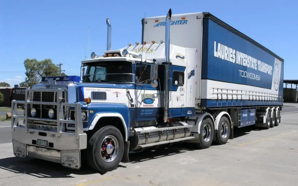 Pam nad yw Tryciau Domestig yn pwyntio eu pibellau gwacáu i fyny?